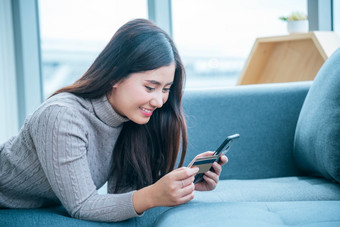 亚洲女人使用智能<strong>手机阅读</strong>在线社会媒体购物在线网站智能<strong>手机</strong>与微笑脸幸福亚洲女人持有<strong>手机</strong>检查邮件读博客视频博客社会媒体