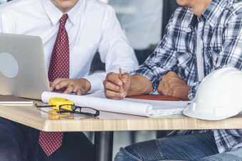 承包商建设工程师会议在一起架构师表格建设网站业务男人。和工程师经理讨论与工头团队构建器蓝图规划设计文书工作