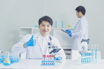 两个亚洲科学家团队reserch<strong>化学</strong>科学管实验生物技术抗体样本<strong>实验室</strong>培养疫苗对新冠病毒病毒科学家咨询分析<strong>化学实验室</strong>