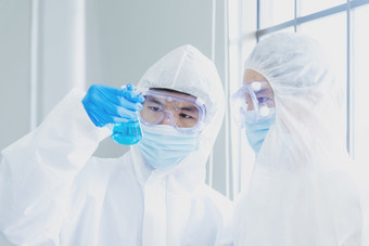 两个亚洲科学家团队reserch化学科学管实验生物技术<strong>抗</strong>体样本实验室培养<strong>疫</strong>苗对新冠病毒病毒科学家咨询分析化学实验室