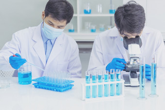 两个亚洲科学家团队reserch<strong>化学</strong>科学管实验<strong>生物</strong>技术抗体样本实验室培养疫苗对新冠病毒病毒科学家咨询分析<strong>化学</strong>实验室