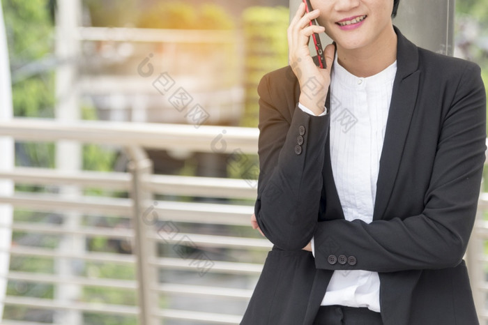 亚洲女人使用iPad购物在线网站智能手机与微笑脸幸福亚洲女人持有手机检查邮件从在线购物网站读文章博客视频博客社会媒体