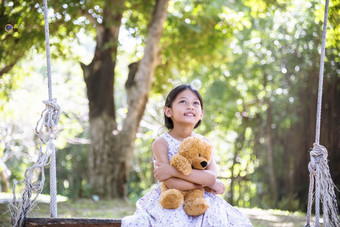 快乐孩子拥抱泰迪熊绿色公园操场上泰迪熊最好的朋友为小孩子们可爱的女孩自闭症快乐有趣的玩在一起操场上幸福家庭感觉爱和温暖的拥抱