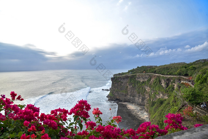 夏天热带海滩白色沙子蓝色的海夏季阳光明媚的一天海海岸海滩风景泡沫波的海滩波蓝色的海热带海洋沙子旅行假期假期海边绿松石