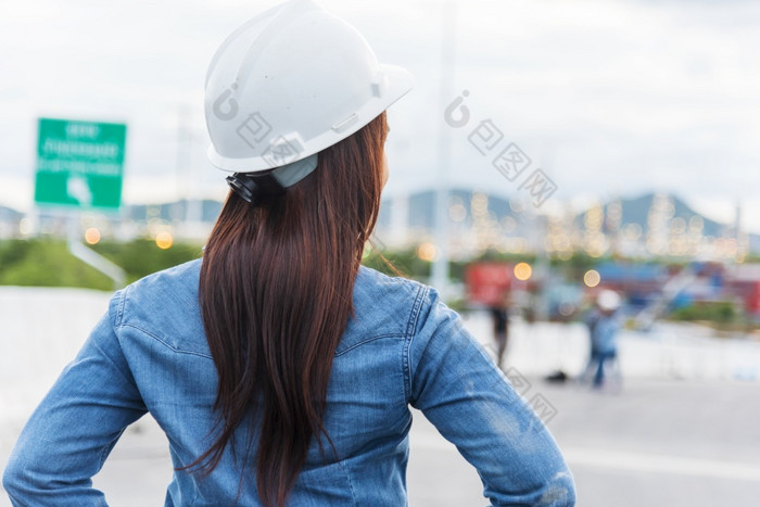 女人工程师企业家建设行业工人女工程师工作炼油厂石油植物制造业年轻的民事工程建设穿硬他安全头盔建设网站