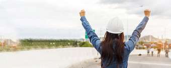 横幅女人工程师企业家constrcution行业工人全景女工程师工作炼油厂石油植物制造业年轻的民事工程建设穿需要戴安全帽的安全头盔
