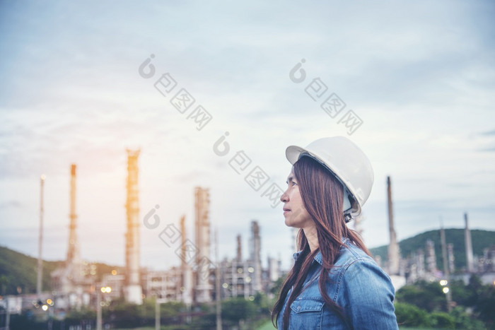 女人工程师企业家建设行业工人女工程师工作炼油厂石油植物制造业年轻的民事工程建设穿硬他安全头盔建设网站