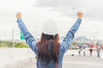 女人工程师企业家建设行业工人女工程师工作炼油厂石油植物制造业年轻的民事工程建设穿硬他安全头盔建设网站