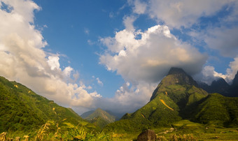 美丽的景观山<strong>绿色</strong>场草草地白色云<strong>蓝色</strong>的<strong>天空</strong>阳光明媚的一天雄伟的<strong>绿色</strong>风景大山山Cloudscape谷全景视图农村<strong>绿色</strong>植物牧场