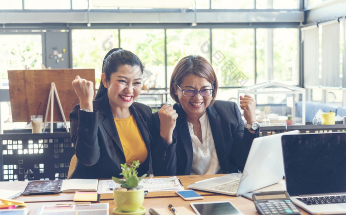 快乐成功业务女人合作伙伴工作在一起公司办公室企业执行团队合作会议执行亚洲业务女人使用移动PC办公室桌子上与拳头手臂提高了赢得幸福