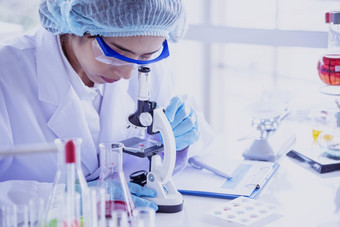 女科学家看显微镜科学测试管分析科学样本实验室研究实验生物技术使培养疫苗对病毒化学科学实验室概念