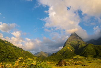 美丽的景观山<strong>绿色</strong>场草草地白色云蓝色的天空阳光明媚的<strong>一</strong>天雄伟的<strong>绿色</strong>风景大山山Cloudscape谷全景视<strong>图</strong>农村<strong>绿色</strong>植物牧场