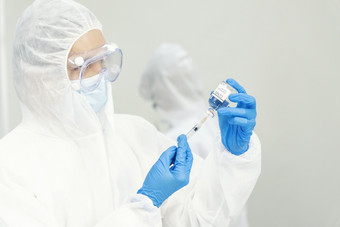 科学家新冠病毒病毒化学研究实验生物技术抗体样本实验室培养疫苗对病毒科学家看显微镜科学测试管分析化学实验室