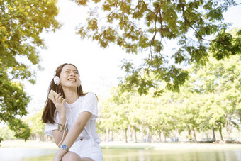 休闲<strong>快</strong>乐的健康女人概念<strong>快</strong>乐十几岁的女人听<strong>音乐</strong>穿耳机从智能手机户外的公园<strong>音乐</strong>精神治疗师为健康女人