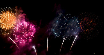烟花庆祝周年纪念日快乐新一年7月假期节日色彩斑斓的烟花的晚上时间庆祝国家假期倒计时新一年聚会，派对时间事件