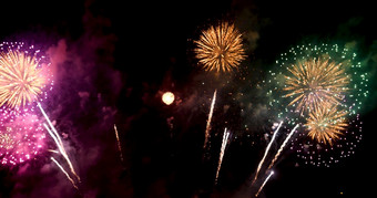 烟花庆祝周年纪念日快乐新一年7月假期节日色彩斑斓的烟花的晚上时间庆祝国家假期倒计时新一年聚会，派对时间事件