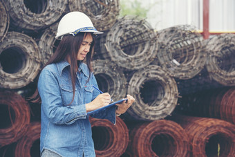 女人建设工程师穿安全白色硬他建设网站行业工人女工程师工人民事工程与硬他安全头盔女人建设工程师概念