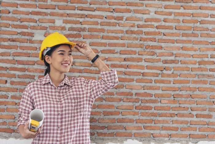 女人建设工程师穿安全白色硬他建设网站行业工人女工程师工人民事工程与硬他安全头盔女人建设工程师概念