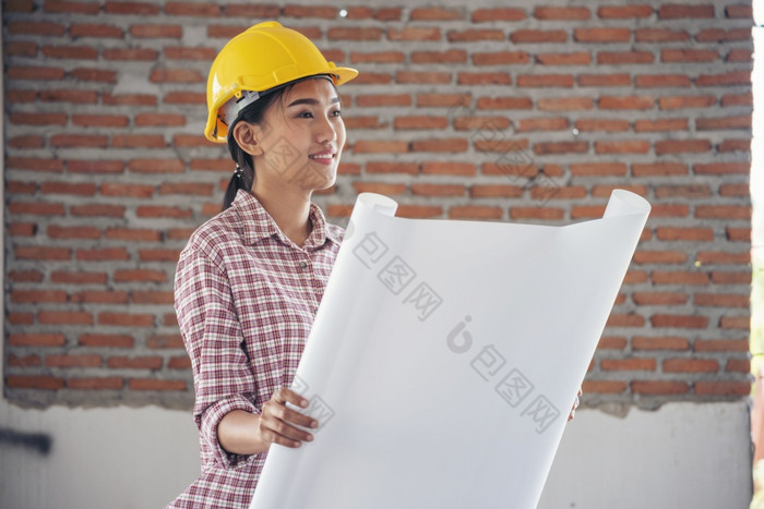 女人建设工程师穿安全白色硬他建设网站行业工人女工程师工人民事工程与硬他安全头盔女人建设工程师概念