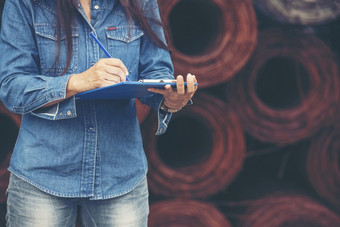 女人建设<strong>工程师</strong>穿安全白色硬他建设网站行业工人女<strong>工程师</strong>工人民事工程与硬他安全头盔女人建设<strong>工程师</strong>概念