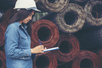 女人<strong>建设</strong>工程师穿安全白色硬他<strong>建设</strong>网站行业工人女工程师工人民事工程与硬他安全头盔女人<strong>建设</strong>工程师概念