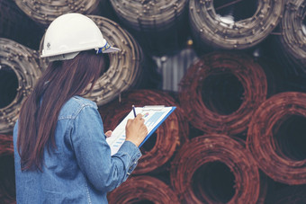 女人建设<strong>工程师</strong>穿安全白色硬他建设网站行业工人女<strong>工程师</strong>工人民事工程与硬他安全头盔女人建设<strong>工程师</strong>概念