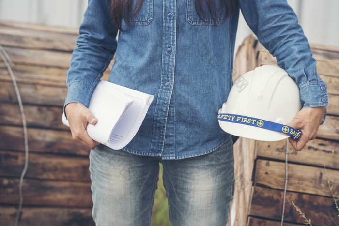 女人建设工程师穿安全白色硬他建设网站行业工人女工程师工人民事工程与硬他安全头盔女人建设工程师概念