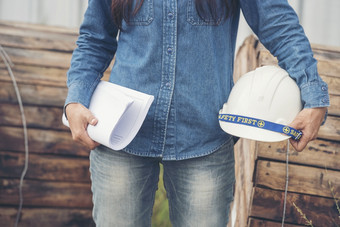 女人建设工程师穿安全白色硬他建设网站行业工人女工程师工人民事工程与硬他安全头盔女人建设工程师概念