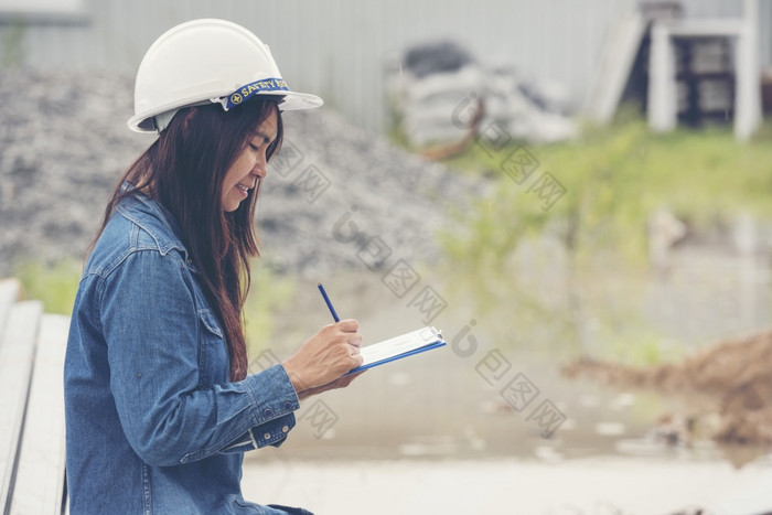 女人建设工程师穿安全白色硬他建设网站行业工人女工程师工人民事工程与硬他安全头盔女人建设工程师概念