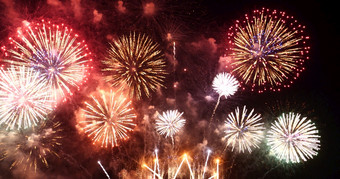 色彩斑斓的充满活力的烟花庆祝周年纪念日快乐新一年7月假期节日色彩斑斓的烟花的晚上时间庆祝国家假期倒计时新一年聚会，派对时间