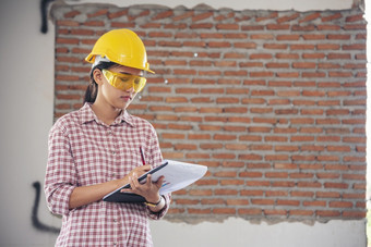 女人<strong>建设工程</strong>师穿安全白色硬他建设网站行业工人女工程师工人民事工程与硬他安全头盔女人<strong>建设工程</strong>师概念