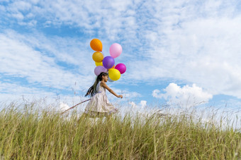 快乐的可爱的女孩持有<strong>气球</strong>运行绿色草地白色云和蓝色的天空与幸福手持有充满活力的空气<strong>气球</strong>玩生日聚会，<strong>派对</strong>快乐次夏天阳光户外