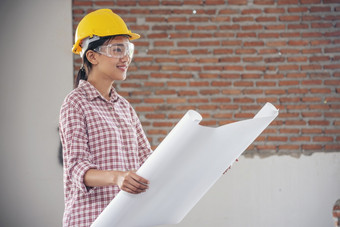 女人建设工程师穿安全白色硬他建设网站行业工人女工程师工人民事工程与硬他安全头盔女人建设工程师概念