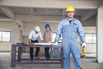 建设工程师团队合作安全西装信任团队持有白色黄色的安全硬他安全设备建设网站需要戴安全帽的保护头<strong>为民</strong>事建设工程师概念