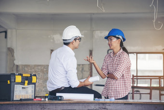 建设工程师团队合作安全西装信任团队持有白色黄色的安全硬他安全设备建设网站需要戴安全帽的保护头为民事建设工程师概念