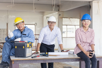 建设工程师团队合作安全西装信任团队持有白色黄色的安全硬他安全设备建设网站需要戴安全帽的保护头为民事建设工程师概念