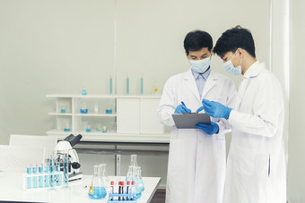 两个亚洲科学家团队reserch<strong>化学</strong>科学管实验生物技术抗体样本<strong>实验室</strong>培养疫苗对新冠病毒病毒科学家咨询分析<strong>化学实验室</strong>
