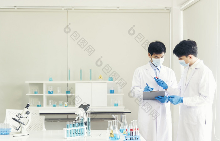 两个亚洲科学家团队reserch化学科学管实验生物技术抗体样本实验室培养疫苗对新冠病毒病毒科学家咨询分析化学实验室