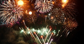 色彩斑斓的充满活力的烟花庆祝周年纪念日快乐新一年7月假期节日色彩斑斓的烟花的晚上时间庆祝国家假期倒计时新一年聚会，派对时间