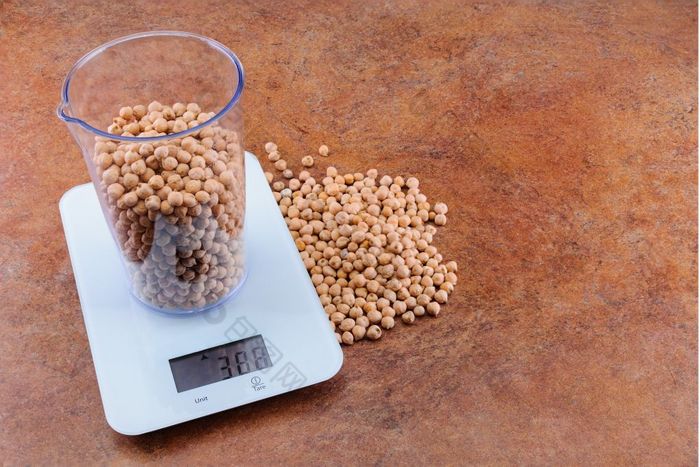 鹰嘴豆透明的测量杯重白色电子重的重量的产品克部分的产品位于的桌面下一个的尺度鹰嘴豆测量杯电子尺度与复制空间的比产品体积它的重量