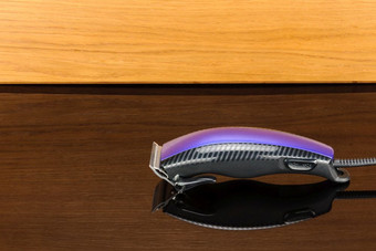 电手持头发限幅器为头发沙龙理发师商店的伍迪镜子背景与复制空间头发理发师快船发型伍迪镜子背景与复制空间