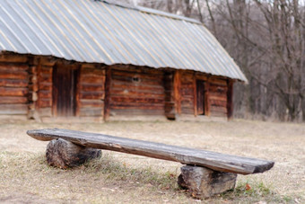 板凳上之前古董小屋与稻草屋顶的乌克兰历史公园板凳上之前古董小屋与稻草屋顶
