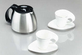 不锈钢钢咖啡能与咖啡杯的灰色镜子背景咖啡能与咖啡杯的灰色镜子背景