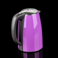 紫色的不锈钢钢孤立的无线电水壶与黑色的塑料处理的黑色的镜子背景紫色的孤立的不锈钢钢水壶的黑色的镜子背景