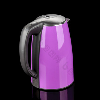 紫色的不锈钢钢孤立的无线电<strong>水壶</strong>与黑色的塑料处理的黑色的镜子背景紫色的孤立的不锈钢钢<strong>水壶</strong>的黑色的镜子背景
