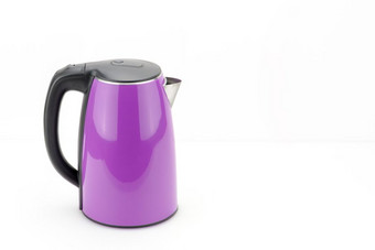 紫色的不锈钢钢无线电水壶与黑色的塑料处理白色席背景紫色的不锈钢钢水壶的白色席背景