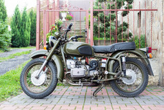复古的电动机自行车古董摩托车一边视图老电动机自行车古董摩托车