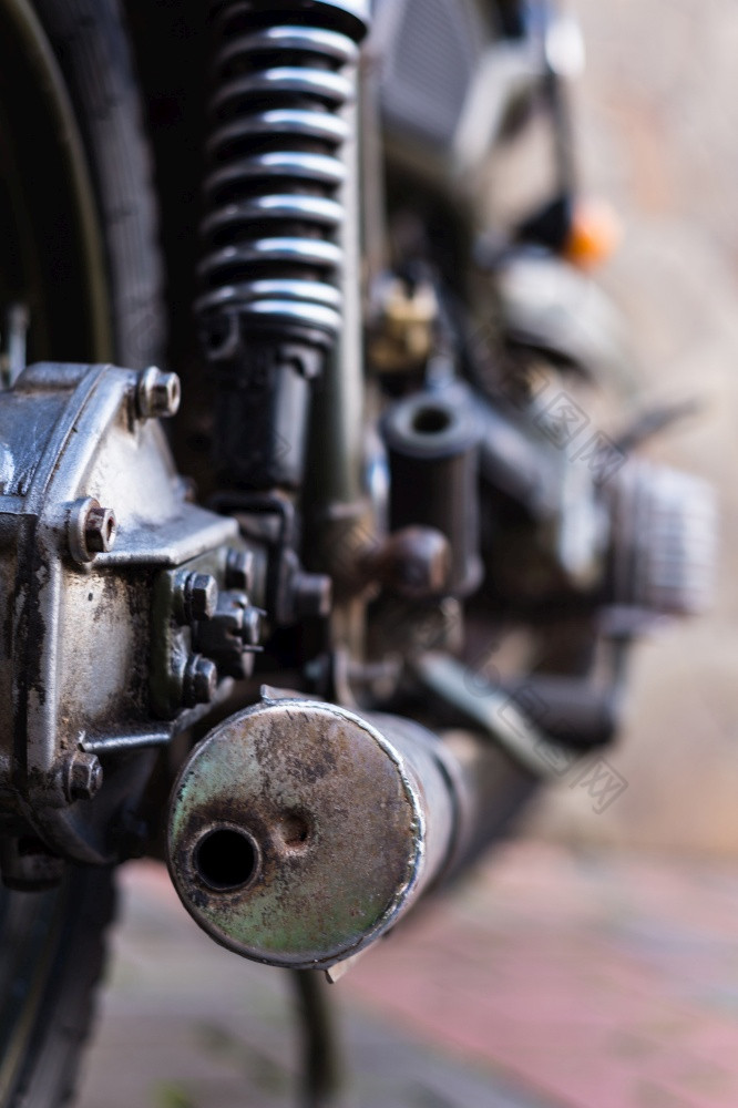复古的电动机自行车古董摩托车关闭视图排气系统关闭老电动机自行车古董摩托车排气系统