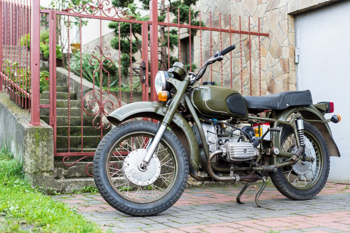 复古的电动机自行车古董摩托车一边视图老电动机自行车古董摩托车