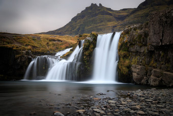 冰岛间隔拍摄摄影瀑布和著名的山柯克尤菲尔斯瀑布和丘奇费尔北部冰岛自然景观